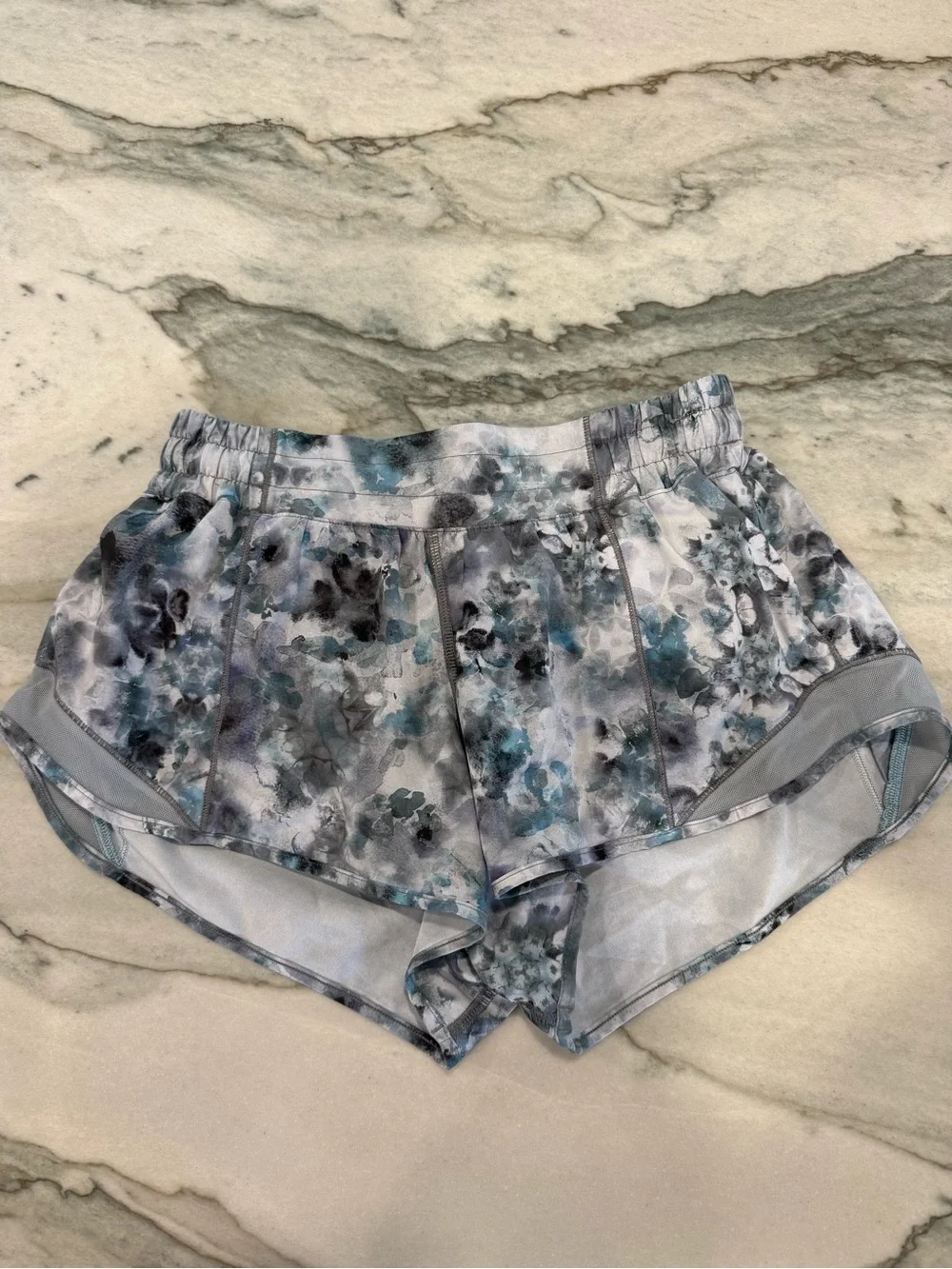 Lululemon Hotty hot shorts 2.5 inch inseam size 6 blue and white floral